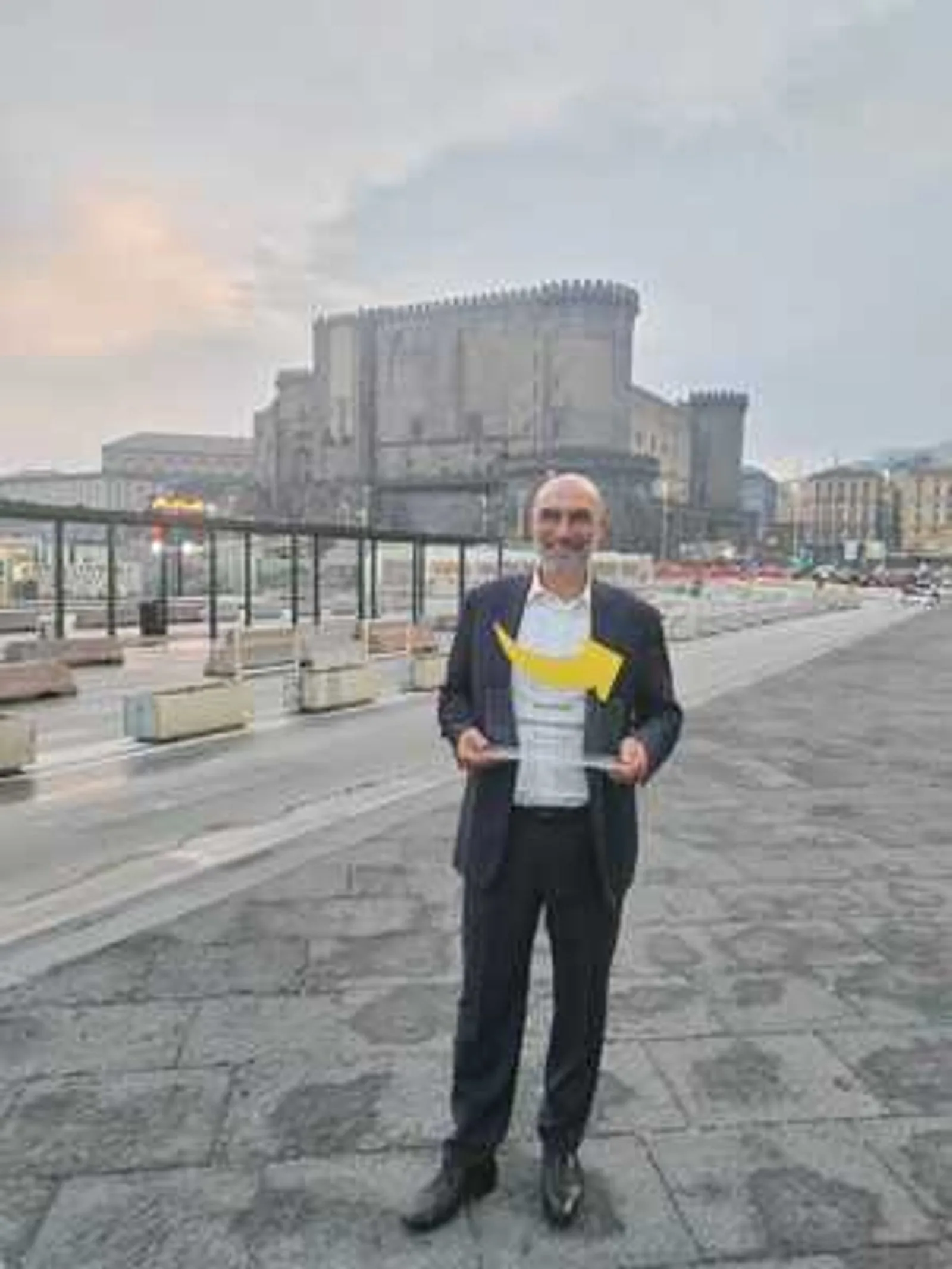 Foto del comunicato: Gianni Rizzo riceve il Premio Claudio Cicatiello 2026 per l'impegno nella sostenibilità del Poseidonia Beach Club