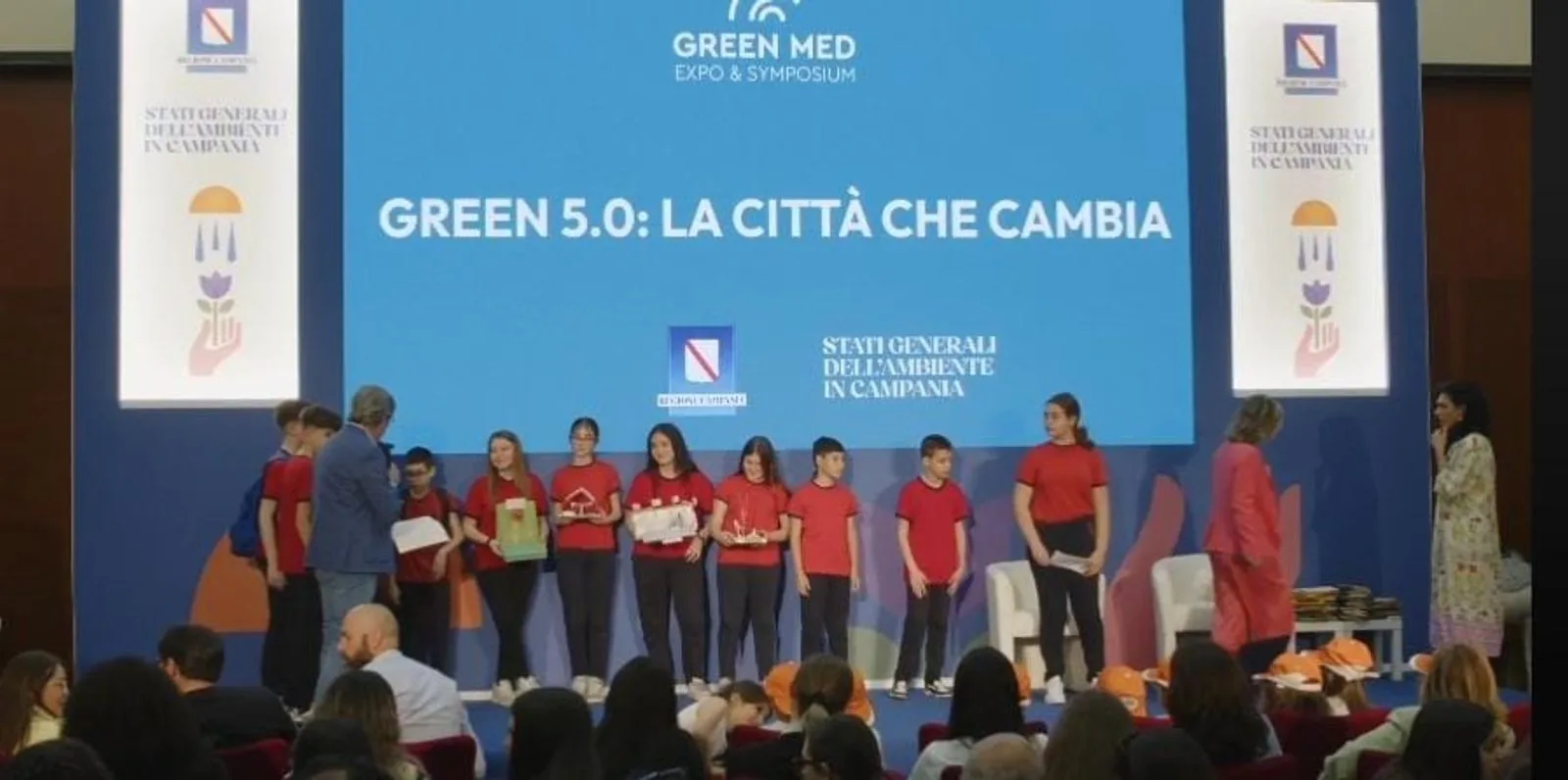 Foto del comunicato: MARIGLIANO SUL PODIO DI "GREEN 5.0": LA 1B DELLA 'DANTE ALIGHIERI' VINCE A NAPOLI PER L'AMBIENTE